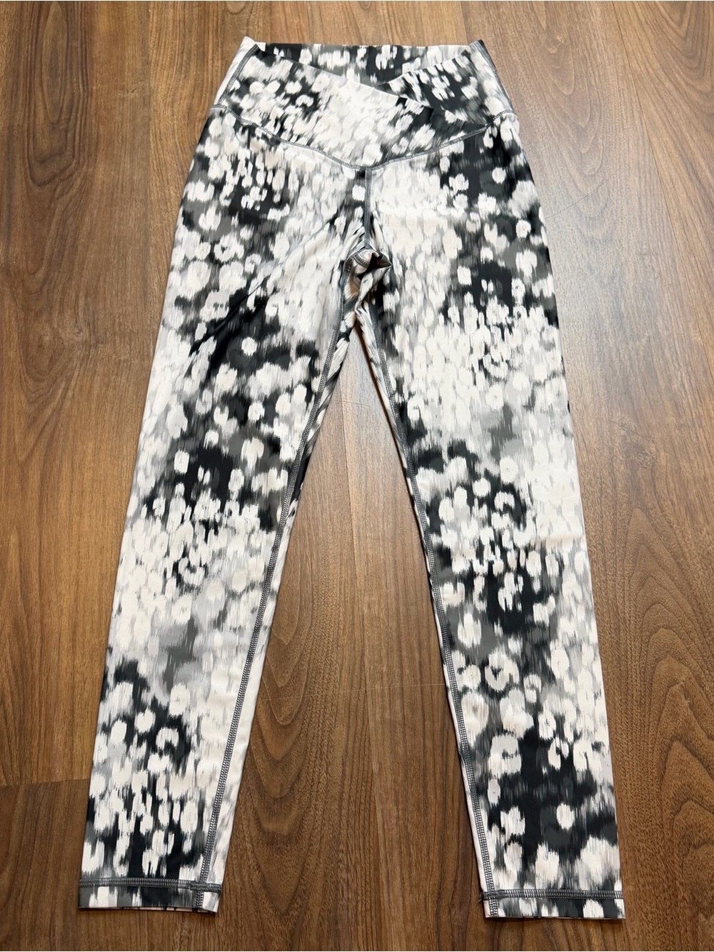 Aerie Offline 7/8 Printed Shine Silver Shadow Hi-rise crossover leggings Sz M